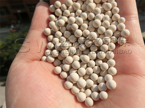 什么是分子筛效应（分子筛的作用及特点是什么？） 什么是分子筛？分子筛的功能和特点是什么？哪些领域主要用于分子筛，哪些行业使用最多？  一、分子筛的定义  它是一种具有强吸附、筛分分子、离子交换和催化作用的合成筛分分子，又称天然沸石。它也是一种天然硅酸铝，因为它的形状上有许多均匀的孔和排列整齐的孔，而且它还把不同孔径的分子筛从不同大小的分子中分离出来。  二.分子筛的作用  1.吸附功能  分子筛主要是由分子重力引起的，它在固定的表面产生"表面力"，当流体通过时，流体中的一些分子会以不规则的运动与吸附剂的表面发生碰撞，造成分子在固定表面上的浓度。在整体碰撞运动中，分子数量减少，从而达到分离的作用。  由于分子筛晶体孔中的强极性和库仑场，分子筛对极性分子(如水)和不饱和分子表现出很强的吸附能力。  2.干燥功能  分子筛在晶体孔中也具有很强的极性，它能与沸石表面含有极性基团的分子发生强烈的相互作用，或通过诱导极化分子产生强吸附。由于分子筛对水和二氧化碳有很强的吸附能力，所以分子筛在脱硫时对水和其他极性小分子有很强的吸附能力。  3.筛选职能  分子筛的孔径分布非常均匀和整齐。当分子筛直径小于孔直径时，它会进入分子筛的晶体孔，从而分离出每种分子筛。  三.分子筛的特性  可用作高效干燥剂、选择性吸收剂、催化剂和离子交换剂。  四、盛威尔环保化学分子筛模型  盛威尔通用型号：3A分子筛、4A分子筛、5A分子筛、13X分子筛、13X空分分子筛、碳分子筛，可根据客户的需要，根据企业的最佳型号选择。